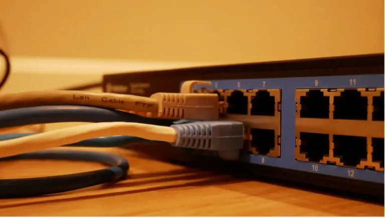 Billede af en internet router med ethernet kabler